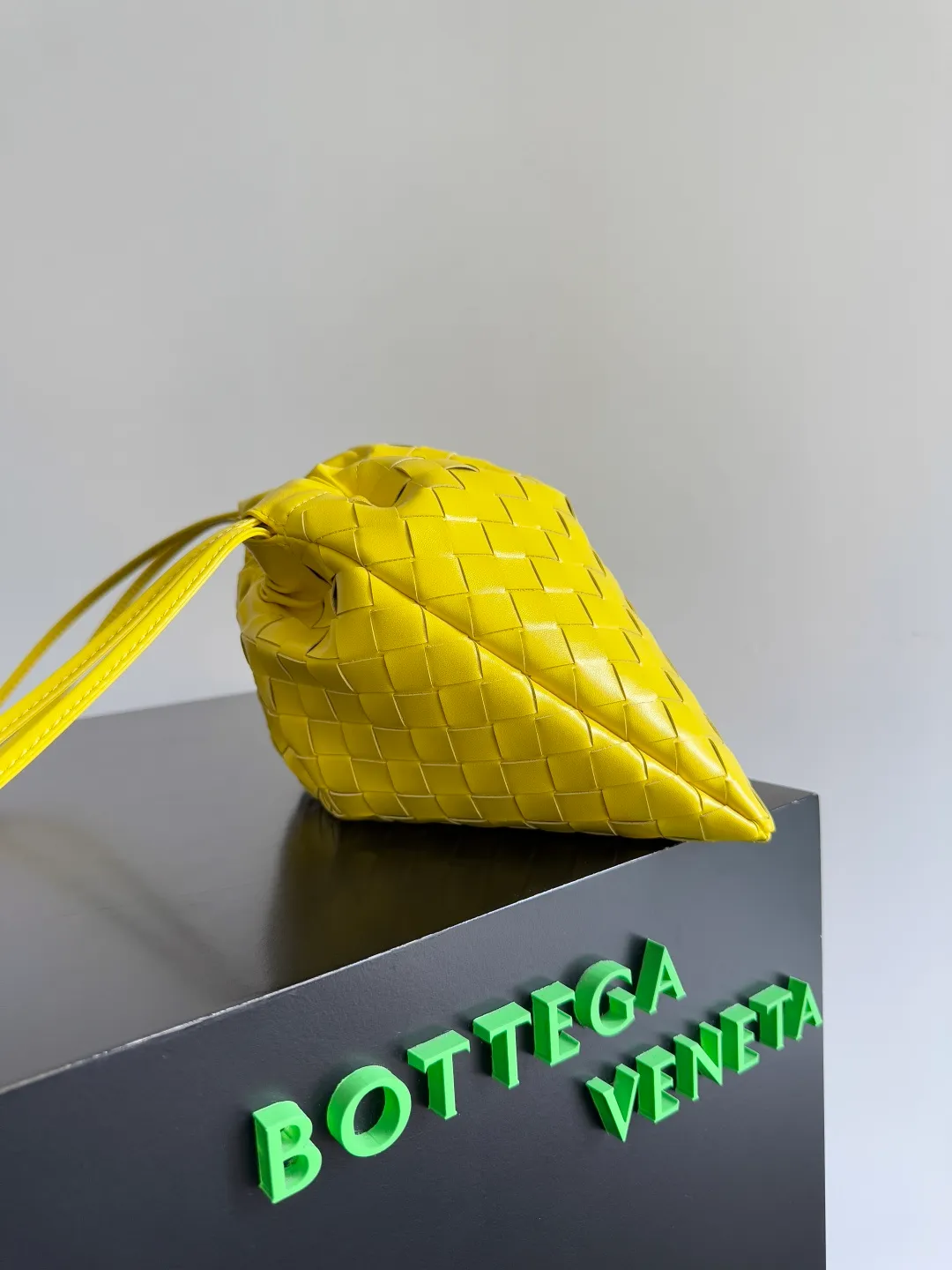 Batch 1560 Armpit bags have become a fashionable item that every girl has in their hands in recent years🛍️. The elegant and simple style has won the love of many people of different ages. However, there is an unavoidable trouble with armpit bags, that is, the capacity is too small, and BOTTEGA VENETA’s new Dustbag Considering people's travel needs, the capacity of garbage bags has been greatly upgraded. Folding umbrellas, water cups, and girls' makeup powder and lipstick can all be accommodated. It is very light and resistant to dirt. Even if you have a lot of things when traveling, it can reduce the burden to a certain extent. The shoulder straps are buckled and can be changed at will. It can be used for hand holding or as the liner of a large bag. After the drawstring is drawn, it looks like a cloud bag. It is very suitable for concave styling when traveling in summer🙋🏻‍♀️ Style number: 796728 Size: 32*23*1cm